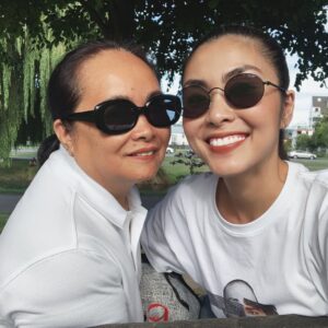 Tang Thanh Ha Instagram - Mỗi năm đến sinh nhật con, mẹ luôn chờ đúng giờ con chào đời để nhắn tin chúc mừng con. Khi làm mẹ con mới hiểu….Con có lớn cỡ nào cũng luôn nhỏ bé trong mắt của mẹ. Và vì khoảnh khắc con chào đời luôn trở về với mẹ như vừa mới diễn ra. Sinh nhật không chỉ là ngày của riêng con mà còn là ngày đặc biệt của mẹ nữa, ngày hai mẹ con mình lần đầu gặp nhau. 

Cảm ơn mẹ đã mang con đến với cuộc đời này và luôn là bến đỗ bình yên của con. Con yêu mẹ!