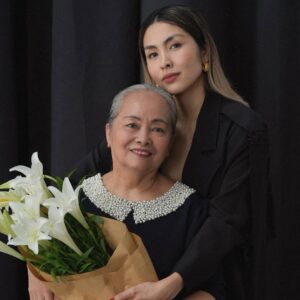 Tang Thanh Ha Instagram - Mỗi năm đến sinh nhật con, mẹ luôn chờ đúng giờ con chào đời để nhắn tin chúc mừng con. Khi làm mẹ con mới hiểu….Con có lớn cỡ nào cũng luôn nhỏ bé trong mắt của mẹ. Và vì khoảnh khắc con chào đời luôn trở về với mẹ như vừa mới diễn ra. Sinh nhật không chỉ là ngày của riêng con mà còn là ngày đặc biệt của mẹ nữa, ngày hai mẹ con mình lần đầu gặp nhau. 

Cảm ơn mẹ đã mang con đến với cuộc đời này và luôn là bến đỗ bình yên của con. Con yêu mẹ!