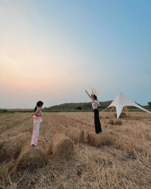 Tang Thanh Ha Instagram - Mẹ & con gái & cái con diều trầy trật cả buổi chiều chạy đủ kiểu vẫn không chịu bay 🪁