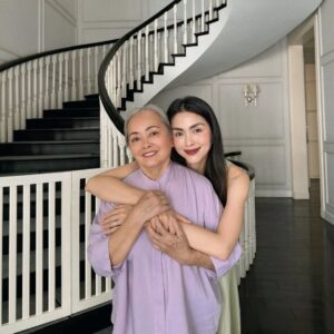 Tang Thanh Ha Instagram - Mỗi năm đến sinh nhật con, mẹ luôn chờ đúng giờ con chào đời để nhắn tin chúc mừng con. Khi làm mẹ con mới hiểu….Con có lớn cỡ nào cũng luôn nhỏ bé trong mắt của mẹ. Và vì khoảnh khắc con chào đời luôn trở về với mẹ như vừa mới diễn ra. Sinh nhật không chỉ là ngày của riêng con mà còn là ngày đặc biệt của mẹ nữa, ngày hai mẹ con mình lần đầu gặp nhau. 

Cảm ơn mẹ đã mang con đến với cuộc đời này và luôn là bến đỗ bình yên của con. Con yêu mẹ!