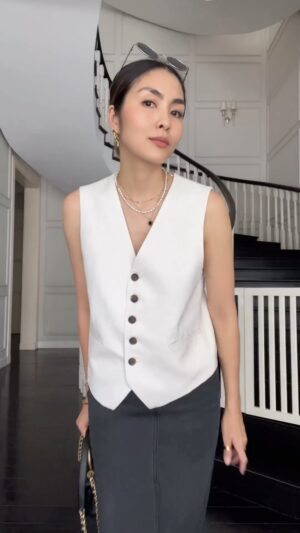 Tang Thanh Ha Instagram - hello monday 👁️👁️✋🏻