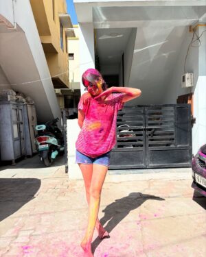Taniya Oberoi Instagram - Sweet memories abound in a colourful life. 🔫#festivalofcolours 
.
.
.
.#holi #holifestival #happyholi #festival #india #holihai #love #instagram #colours #instagood #festivalofcolors #holicelebration #colors #photography #indianfestival #holiday #holifest #holifestivalofcolours #festivalofcolours #holiparty #mumbai #trending #holipowder #color #happy #holispecial #bhfyp #like #celebration