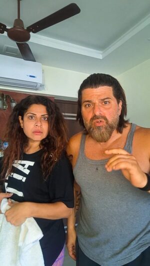 Tannaz Irani Instagram - Anniversary ke baad reel toh Banta Hai!!
 Ek reel bhi aaramse Bana nahi sakta ...

Happy Monday...to all 
#bhakhtyarirani
#madiranis
#buckyntee