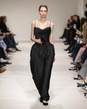 Tanya Reynolds Instagram - When i was 21 I didn't get into any of the drama schools I applied for so I thought I'd try and be a model and didn't get into any of the modelling agencies I went to either. Then madness happened and twelve years later @emiliawickstead let's me live my 21 year old dream, closing her show at london fashion week. Utterly mad. Thankyou Emilia and the team for this surreal, scary, stompy, sweet special moment 🖤