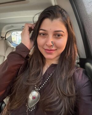 Tejaswini Pandit Instagram - माझ्या आवडत्या गाण्यांपैकी एक ! 
मराठीतलं तुमचं आवडतं गाणं कोणतं ?? 
माझी तुमची आवड जुळली तर पुढच्या पोस्ट ला तुम्ही सुचवलेलं गाणं 🫶🏼
ह्या निमित्ताने तरी तुमच्याशी संभाषण होईल नाही का ?
ता.क कार selfies वाढलेत. आयुष्य गाडीतच चाललं आहे असं वाटतंय 🫣