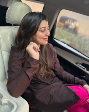 Tejaswini Pandit Instagram - माझ्या आवडत्या गाण्यांपैकी एक ! 
मराठीतलं तुमचं आवडतं गाणं कोणतं ?? 
माझी तुमची आवड जुळली तर पुढच्या पोस्ट ला तुम्ही सुचवलेलं गाणं 🫶🏼
ह्या निमित्ताने तरी तुमच्याशी संभाषण होईल नाही का ?
ता.क कार selfies वाढलेत. आयुष्य गाडीतच चाललं आहे असं वाटतंय 🫣
