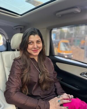 Tejaswini Pandit Instagram - माझ्या आवडत्या गाण्यांपैकी एक ! 
मराठीतलं तुमचं आवडतं गाणं कोणतं ?? 
माझी तुमची आवड जुळली तर पुढच्या पोस्ट ला तुम्ही सुचवलेलं गाणं 🫶🏼
ह्या निमित्ताने तरी तुमच्याशी संभाषण होईल नाही का ?
ता.क कार selfies वाढलेत. आयुष्य गाडीतच चाललं आहे असं वाटतंय 🫣