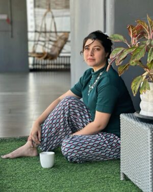 Tejaswini Pandit Instagram - चालीवरून गाणं आठवलं का ?
पी लूं, पिल्लू नाही….. 
क्या पी लूं ? 
ते शेवटच्या फोटोत दिसतंय 🤪

प्लीज ह्या joke साठी मला माफ करा 🫣😂