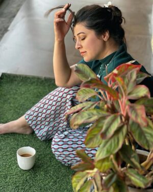 Tejaswini Pandit Instagram - चालीवरून गाणं आठवलं का ?
पी लूं, पिल्लू नाही….. 
क्या पी लूं ? 
ते शेवटच्या फोटोत दिसतंय 🤪

प्लीज ह्या joke साठी मला माफ करा 🫣😂