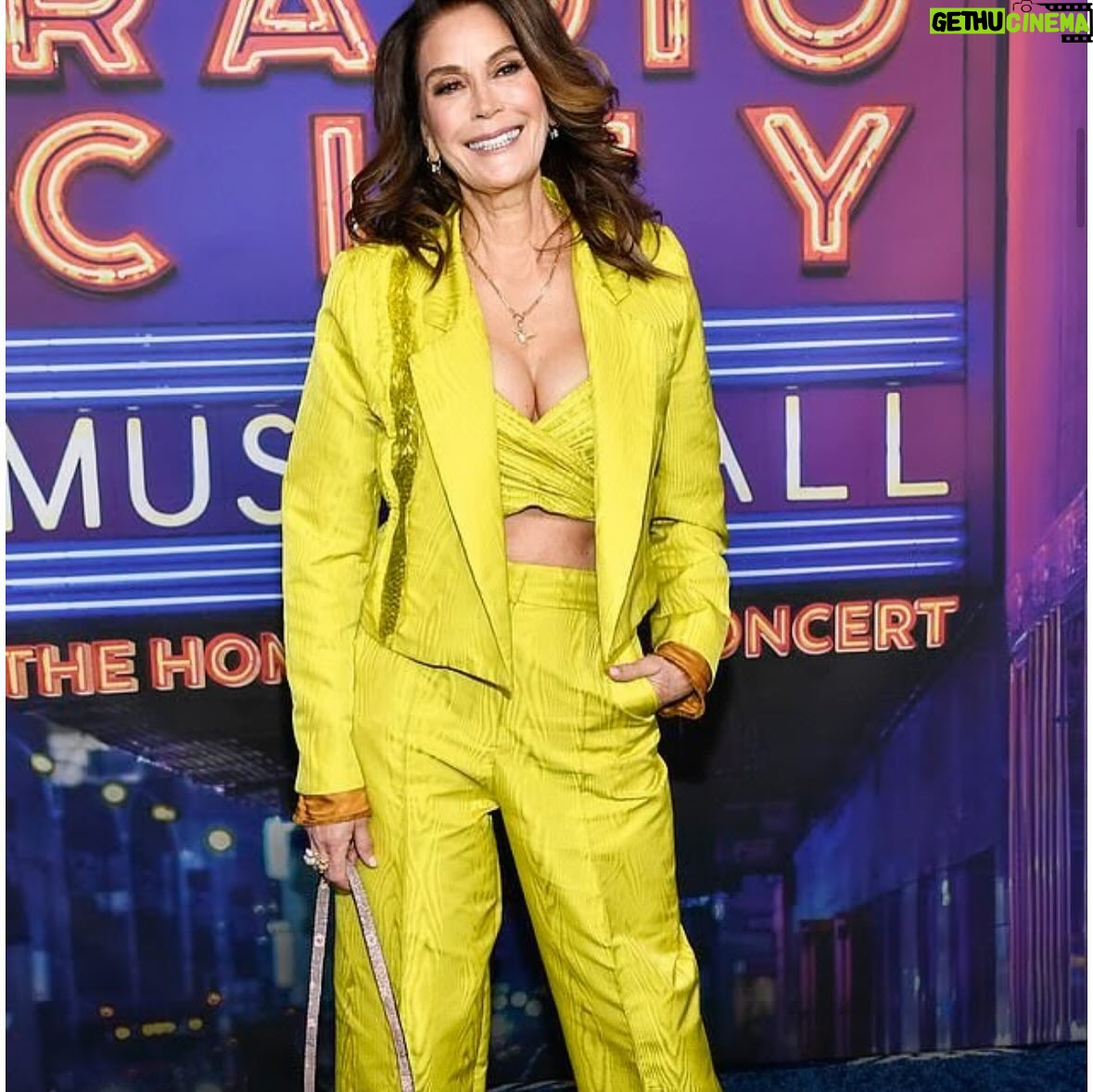 Teri Hatcher - 14.9K Likes - Such a joy and honor to attend the Saturday Night Liveâs legacy of music homecoming @radiocitymusichall Itâs just wild that I got to be a tiny part of this history way back when. In homage to my chartreuse 90âs monologue suit I went with this @sandraweilstudio & @alevimilano Thanks @sixtenpr @elenamiglino @brianmagallones #sofun #concerts @nbcsnl @peacock