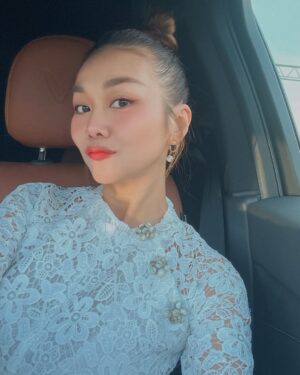 Thanh Hang Instagram - Rộn ràng những ngày Tết❤️ 
Năm nay mình trải nghiệm xuống Long Xuyên với món bánh xèo rau rừng và bánh khọt nước cốt dừa. Ngon lắm! Muốn thử thêm lẩu mắm mà quán chưa mở . Hẹn lần sau với nhiều món hay ho nè #thanhhang