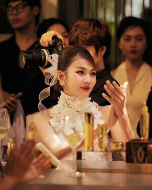 Thanh Hang Instagram - Giữ gìn vẻ đẹp dài lâu.. đều có cách❤️

Khoa học công nghệ phát triển từng ngày giúp cho phương pháp làm đẹp của chúng ta hiệu quả hơn. Mình rất thích được lắng nghe quá trình nghiên cứu và tạo ra 1 sản phẩm. 1 trình nghiên cứu dài hơi, đầy sự hiểu biết, tâm huyết, bền bỉ và kiên trì. Những giá trị cốt lõi là đây

28 ngày sử dụng sẽ mang đến hiệu quả gấp 3 từ Youth watery oil serum . Mình hóng hiệu quả nhaaa 
#thanhhang #guerlain