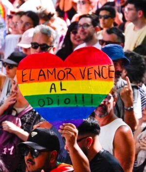 Thelma Fardin Instagram - A la vergüenza y el miedo no volvemos. 

Es político sí, pero no partidario. Lo que tuvieron para decir hoy en contra de esta movilización fue “no se pronunciaron por tal”. Mentira, pero no les importa verdaderamente. La capitalización política la quieren hacer los que se saben los nombres de 3 víctimas y los tiran sin ningún respeto. Lávense la boca antes de usar politicamente el dolor. Algo que jamás haremos: preguntarle a una víctima que necesita ayuda, a quien vota. 

Unidos logramos que la vergüenza no le pertenezca más de la comunidad lgbt, ni a las víctimas de violencia de género. La vergüenza es para los que odian, para los que abusan, para los que agreden.

Podemos pensar distinto, es sano, pero el límite son los discurso de odio.

Que digan cuál es el curro de los derechos humanos, porque no los vi mostrar una prueba. No será que si pensas eso, es porque no se te ocurre defender algo si no hay guita en el medio? 

RESPETO IRRESTRICTO DEL PROYECTO DE VIDA DEL PRÓJIMO. 
Viva! 🩷💜💙🧡💚❤️💛