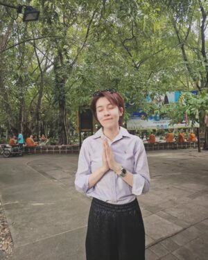 Thikamporn Ritta-apinan Instagram - ยืนได้ก็เก่งแล้ว . . 
.
#ตักบาตรเช้านี้ 🙏🏻