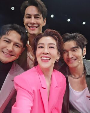 Thikamporn Ritta-apinan Instagram - งานไหนที่ได้รู้ว่าจะได้ทำกับพี่ๆแก๊ง #เบญจาคีตาความรัก อยากทำหมดดดด เป็นกลุ่มที่ไม่เคยทำให้รู้สึกว่าเป็นดารากันเลย แบบ'เป็นพี่'จริงๆ.. และที่สำคัญ จะกี่ขวบก็เค้ายังดูเป็นน้อนน😝🥰 #รักอ๊ะะ #โอ๊ยยย #คิดถึงแล้ววว @cj_piya @keetapat @ririrainbow @miangatima_official @paipartith @feawfoaw @melonp.officialfc