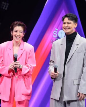 Thikamporn Ritta-apinan Instagram - ร้องข้ามกำแพงคืนนี้.. เอากำแพงขึ้นเลยมั๊ย?🤣 
@namrapeepatekpankul @thewallsong_official