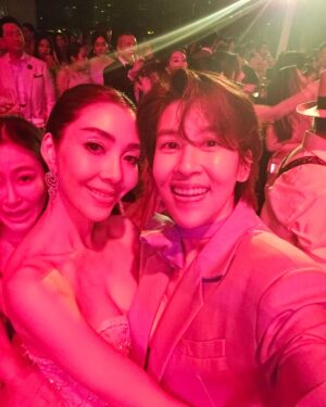 Thikamporn Ritta-apinan Instagram - ยินดีกับพี่สาวคนสวยของน้องอีกครั้งนะค้าา หาเจ้าบ่าวไม่เจอเลยค่า งานสนุกมากก😊 @vjwoonsen @nick_thana #nickwoonsentimental 
#เส้นเสียงบวม #แต่ใจพองโต❤️