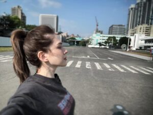 Tiffany Hsu Instagram - 太陽讓潮濕蒸發
喜歡一個人散步
讓自己空白而被所有人填滿
不用思考路線不用顧慮夥伴
讓雙腳成為帶領者
前行止步後退
收起耳機
讓聲音的當下成為全世界