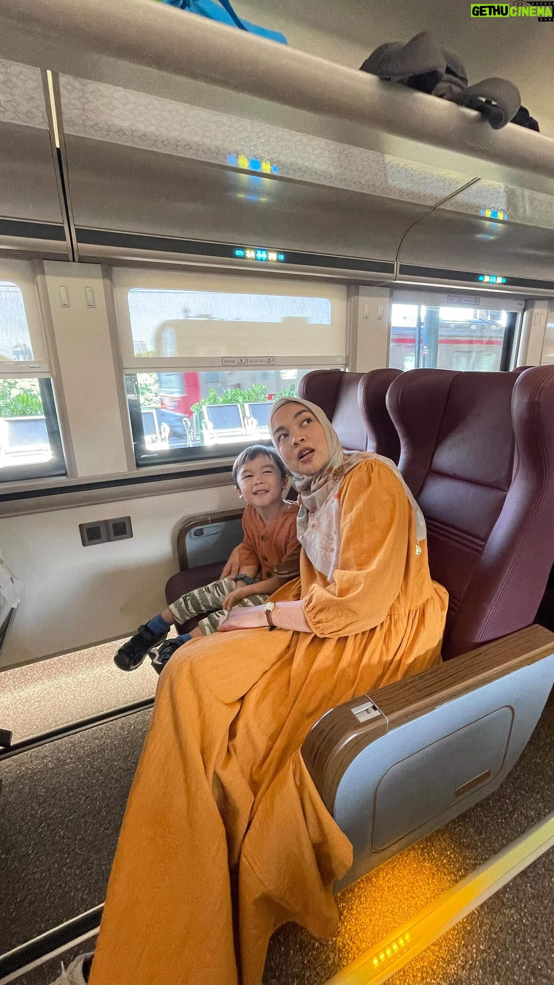 Tika Bravani - 2.6K Likes - #throwback setahun lalu, nyusul ayah shooting di Jogja. Pertama kalinya Kalam naik kereta yang membuatnya jadi railfans garis keras.
Ayah shooting, ibu dan Kalam jalan-jalan sama tante @lailanoormala šā¤ļø
