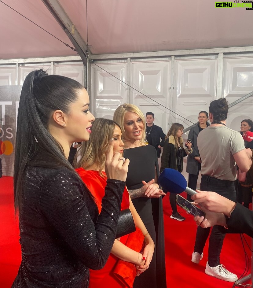 Tina Barrett - 2.7K Likes - #flashback @brits @sclub #brits #redcarpet #awards #girlsnight 💕🎉✨💄💋👠🇬🇧
#styling 👗 @emmalanestylist
#makeupartist 💄 @lexiemua @malincolemanmakeup