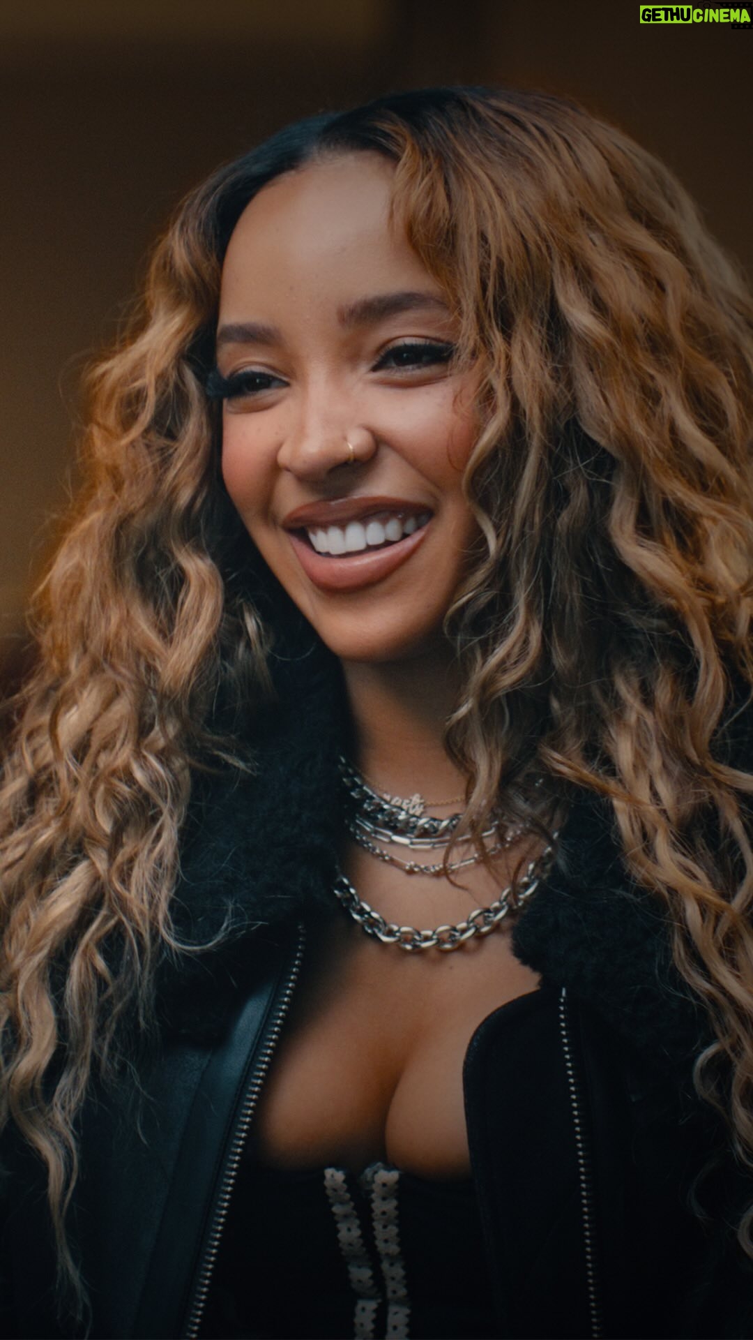 Tinashe - 26.9K Likes - Check out multi-platinum recording artist @tinashenow recall the exact moment SniperNashe was born 🔥🤯
Get ready to redeploy. #VerdanskReturns on April 3 🪂 #COD_Partner