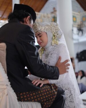 Tissa Biani Azzahra Instagram - Moment sungkeman sama Abah dan Ambu di hari pernikahan Norma, adalah hal yang mengharukan yang gak mungkin Norma lupakan. apapun yang terjadi nanti, Norma selalu sayang abah dan ambu sampai kapanpun 🥺🩷

#NormaAntaraMertuaDanMenantu tayang LEBARAN 2025 di bioskop.