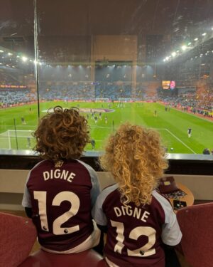 Tiziri Digne Instagram - Soirée foot ⚽️ 

Ils sont trop contents d’entrer sur le terrain avec papa, de serrer la main des joueurs (bon surtout Isaho 😂) et de passer la soirée au stade, c’est pas souvent donc ils savourent ! 😍❤️

[ foot - famille - match - mom of 3 ]