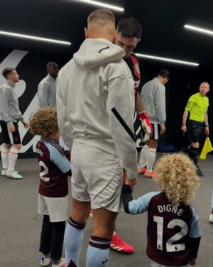 Tiziri Digne Instagram - Soirée foot ⚽️ 

Ils sont trop contents d’entrer sur le terrain avec papa, de serrer la main des joueurs (bon surtout Isaho 😂) et de passer la soirée au stade, c’est pas souvent donc ils savourent ! 😍❤️

[ foot - famille - match - mom of 3 ]