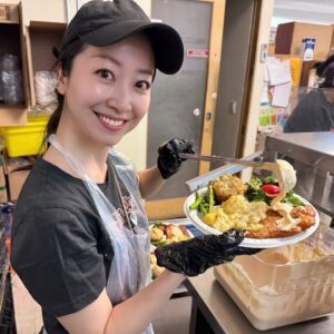 Tomoka Kurokawa Instagram - ♡
ニューヨークの教会で食事を提供するボランティア活動を始めて約1年になります⛪️仲間のお陰で楽しく続けられています🤝最初の頃はリーダーやシェフからの指示に戸惑う事が多かったのですが、今では彼らが何を求めているのかを察して自ら行動できる事が増えたように感じています✨
この日のメニューはフィッシュフライでした🐟🍽️
🌍
#黒川智花のNY珍道中
#智花inNY
#nyc
#newyork
#newyorklife
#ニューヨーク
#ニューヨーク生活
#volunteer