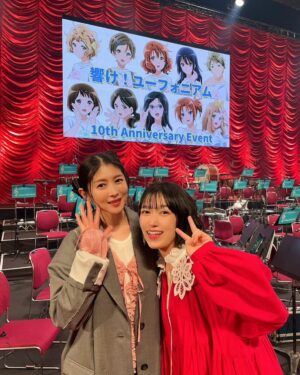 Tomoyo Kurosawa Instagram - 1年生🌸

『響け!ユーフォニアム 10th anniversary event』２日に渡って3公演、久しぶりのユーフォイベントでした。
各回の年代ごとに思い出を残していきたいと思います☺️

全ての始まりが詰まってた1年生編。
久しぶりに先輩たちに会えて、おおはしゃぎしてました。
もえちゃんお誕生日おめでとう(ほんとごめん)(サプライズがあるなんて知らなかったんだよ)(ほんとうだよ)(でもまじでごめん)

#ユーフォ10周年 #anime_eupho #ユーフォ最終楽章