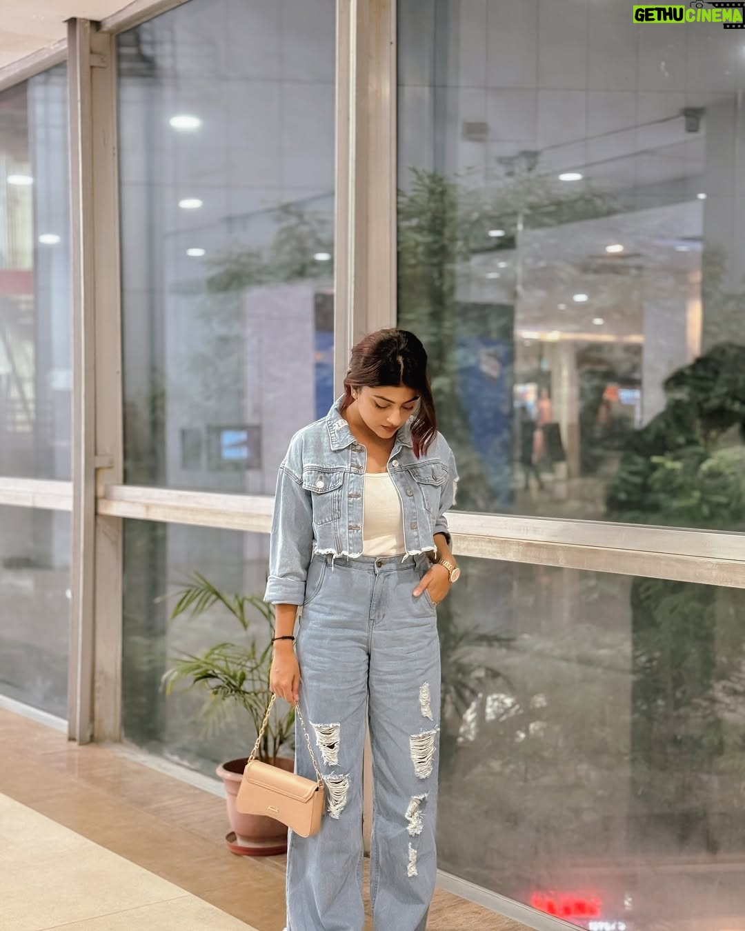 Triparna Dey - 3 Likes - My maa said “Taka diye Chera jama pant kenar ki mane”