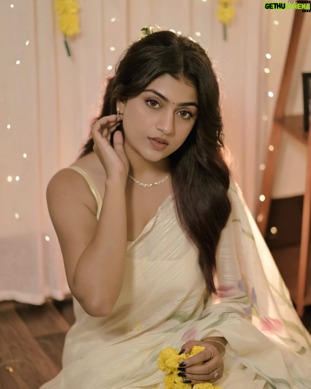 Triparna Dey - 3 Likes - Rasiya 🦢
Jewellery partner- @caratlane
📸 - @aniruddhanag93