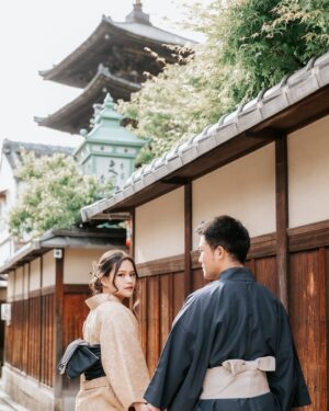 Twinda Rarasati Instagram - Akan kita hadapi semua tapi brb makan es krim dulu. Happy anniversary ❤️✨ ayo kita ketawain aja hidup ini, yg penting gak keluar boneka chuky aja udh alhamdulillah 🙃 maap telat postingnya, namanya juga aku hehe

Cheers to life! Senang bersama sampai kakek nenek peot tua bangka tetep sayang sayangan aamiin 🥹👴🏻👵🏻 thank you for loving all versions of me—

Tahun depan enaknya pake baju adat apa yahhh? 🤭