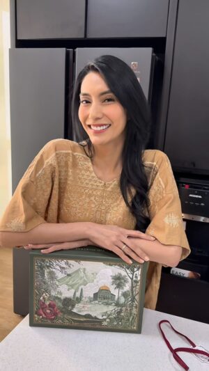 Tyas Mirasih Instagram - Hampers Idul Fitri adalah salah satu jembatan Silaturahmi.
Lebaran memang momen spesial, yang selalu kita tunggu-tunggu.
Jadi setiap kali momen ini datang, aku selalu ingin memberikan yang terbaik dan bermanfaat untuk orang-orang terdekat.

Kali ini aku memilih hampers dari @qeertoz yang punya 3 paket usefull dari setiap jenis paketnya.

Mawardee - Qudsee - Almadeera
Tiga pilihan terbaik penuh makna dan berkesan yang memiliki keunggulan dari nilai spiritual  karena terdapat booklet idul fitri yang berisi tata cara sholat beserta sunnah  Idul Fitri.

Jadi buat kalian yang sama sama ingin memberikan yang terbaik di momen ini dapatkan dari Qeertoz Islamic Gift & Souvenir
