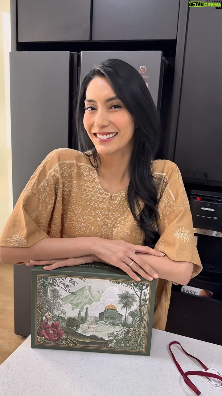 Tyas Mirasih - 287 Likes - Hampers Idul Fitri adalah salah satu jembatan Silaturahmi.
Lebaran memang momen spesial, yang selalu kita tunggu-tunggu.
Jadi setiap kali momen ini datang, aku selalu ingin memberikan yang terbaik dan bermanfaat untuk orang-orang terdekat.
Kali ini aku memilih hampers dari @qeertoz yang punya 3 paket usefull dari setiap jenis paketnya.
Mawardee - Qudsee - Almadeera
Tiga pilihan terbaik penuh makna dan berkesan yang memiliki keunggulan dari nilai spiritual karena terdapat booklet idul fitri yang berisi tata cara sholat beserta sunnah Idul Fitri.
Jadi buat kalian yang sama sama ingin memberikan yang terbaik di momen ini dapatkan dari Qeertoz Islamic Gift & Souvenir