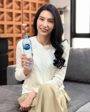 Tyas Mirasih Instagram - Keep your @nestlepurelife_id bottle near and your energy all the way up 💙💙💙