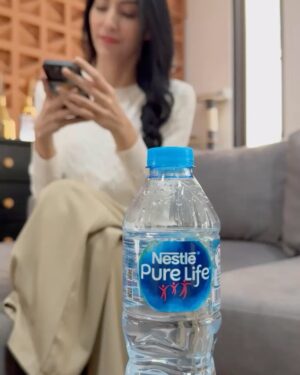Tyas Mirasih Instagram - Keep your @nestlepurelife_id bottle near and your energy all the way up 💙💙💙