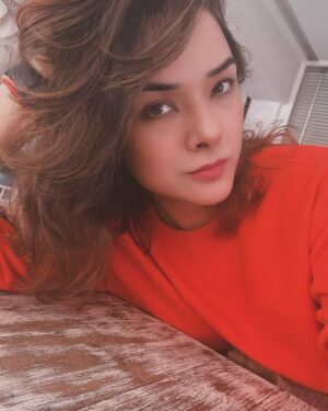Udita Goswami Instagram - Waiting: the art of making the most out of boredom, one amateur selfie after another! 🤦🏽‍♀️

#BoredomPhotography
