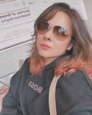 Udita Goswami Instagram - Waiting: the art of making the most out of boredom, one amateur selfie after another! 🤦🏽‍♀️

#BoredomPhotography