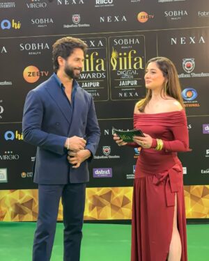Uditi Singh Instagram - Favourite memory from last night #iifagreencarpet @iifa @shahidkapoor 🫶🏻✨
Wearing: @srstore09