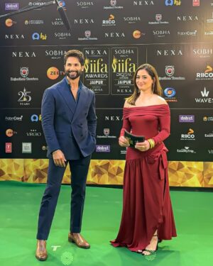 Uditi Singh Instagram - Favourite memory from last night #iifagreencarpet @iifa @shahidkapoor 🫶🏻✨
Wearing: @srstore09
