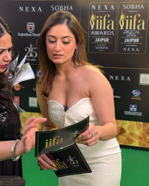 Uditi Singh Instagram - Hello @iifa #greencarpet 🤍✨🪬🫶🏻🪽
Wearing: @raisondetre.atelier