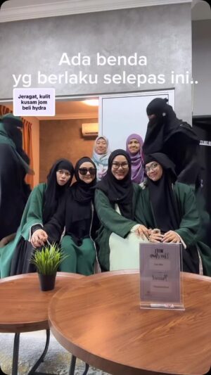 Umie Aida Instagram - Baru sehari duduk together. Rasa bagaikan setahun. Begitu byk berlaku dalam tiap saat. Contohnya, situasi ini..