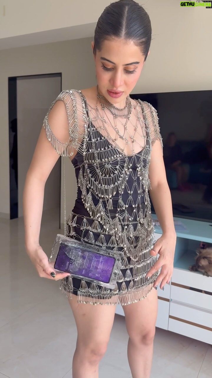 Urfi Javed - 474.9K Likes - Safety pin dress and ice purse 🧊
Perfect combination !!