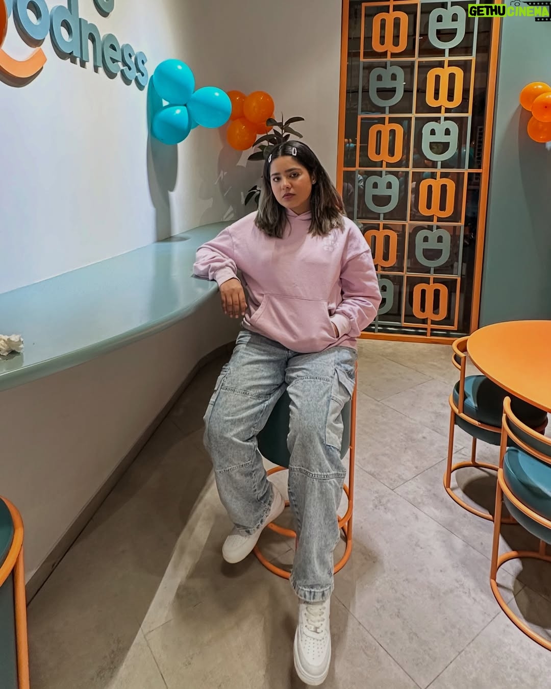 Uroosa Khan - 1K Likes - Hoodie season is signing off🎀💜
@unlisted_merch
#hoodieseason #winteroutfit #aesthetic #winters