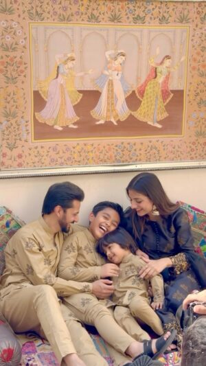 Uroosa Qureshi Instagram - Eid Mubarak 🤗🤗🤗
ALHAMDULILLAH 🙏🏻

Wearing @ahmadrazastudio @ahmadraza_men 
Location @morhaveli 
👞 @gomilaintersole