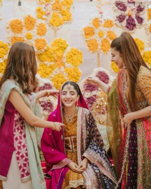 Urwa Hocane Instagram - And here’s the mehndi lagai that concludes all the events we had before nikkah day ! It’s been such a bliss ! Alhumdulillah ! 

@elanofficial 
@zaheenkamran 
@saraidrees_ 
#mawraameerhogai