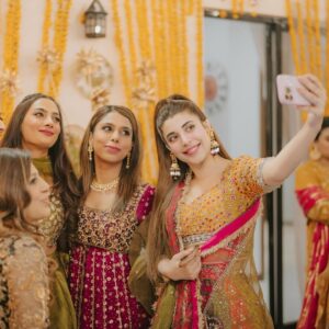Urwa Hocane Instagram - And here’s the mehndi lagai that concludes all the events we had before nikkah day ! It’s been such a bliss ! Alhumdulillah ! 

@elanofficial 
@zaheenkamran 
@saraidrees_ 
#mawraameerhogai