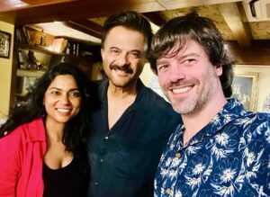 Usha Jadhav Instagram - 🪷🙏🏼🇮🇳🍛📽️🛕Imposible resumir el viaje exprés a India. 

Primero la cálida acogida como jurado de @jagran_filmfestival con @jadhavusha. 

Después, visitas a la familia, papis y @sneh_pank, en Kolhapur disfrutando de su compañía, de un sol rojo único, templos, escuelas, mercados llenos de colores, cine al aire libre, comida riquísima…

En Mumbai, risas, charlas y abrazos con grandes del cine como @anilskapoor @revathyasha @resulpookutty @alphonse_roy @arunaraje @umesh_shukla_official de @mgr_studios @girishwankhede @rajeshwarisachdev @badolavarun @ssin005 @pandurang_jadhav_____ @vibhaaraani @brahmatmaj

Qué bonito reencontrarme con amigos y amigas, cineastas, actores, productores y parte de la otra familia de @jadhavusha, la del cine de la industria más grande del mundo.

 #Mumbai #mumbaicinema #Kolhapur