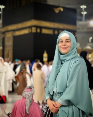 Uzma Hassan Instagram - Performed Umrah for my Parents. May they rest in peace. May God grant them paradise. May He accept my ibaadat. 
Shuker Alhamdulilah Ya Rabbil Alameen, jo tune is qabil samjha. 🙏🏼🥹

Allah mere Walidein ko karwat, karwat Jannat naseeb kare. Allah unke Darjaat buland kare. Allah Unki maghfirat kare. 
Ameen. Sum Ameen. 🌸🌸🤲🏼🌸🌸